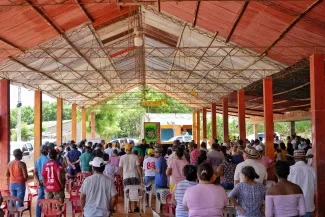 FOTOGRAFIA, REUNION EN LA ARENA PARA ANUNCIAR LA CONSTRUCCIÓN DE ACUEDUCTO. 