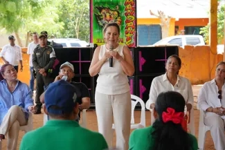 FOTOGRAFÍA MINISTRA HELGA MARÍA RIVAS, ANUNCIANDO LA CONSTRUCCIÓN DE ACUEDUCTO EN EL CORREGIMIENTO LA ARENA