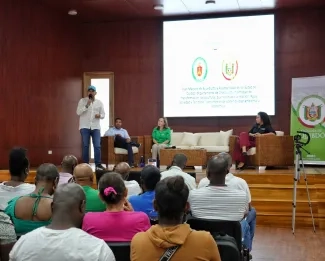 Fotografia ministra de Vivienda, Helga Rivas, en compañía del viceministro de Agua y Saneamiento Básico, Edward Libreros en la ciudad de Quibdó para hacer importantes anuncios de hábitat integral en Marmolejo.