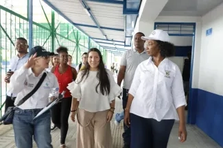 FOTOGRAFÍA MÓNICA GARZÓN RODRÍGUEZ, DIRECTORA DE INFRAESTRUCTURA Y DESARROLLO EMPRESARIAL DEL MINISTERIO, Y LIGIA DEL CARMEN CÓRDOBA, ALCALDESA DE BUENAVENTURA, ACOMPAÑANDO LA ENTREGA 