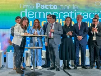 FOTOGRAFÍA FIRMA DE Pacto por la democratización del crédito solidario