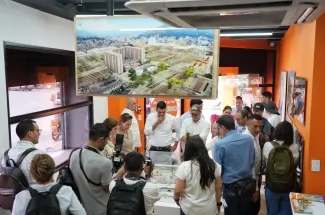 FOTOGRAFÍA MINISTRA DE VIVIENDA HELGA MARÍA RIVAS Y CON LA EMPRESA DE DESARROLLO Y RENOVACIÓN URBANA