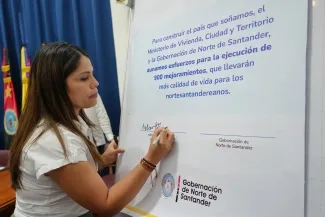 FOTOGRAFÍA VICEMINISTRA DE VIVIENDA, AYDEÉ MARSIGLIA FIRMÓ LA EJECUCIÓN DE 900 MEJORAMIENTOS PARA 10 MUNICIPIOS DEL DEPARTAMENTO