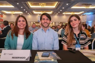 FOTOGRAFÍA VICEMINISTRA DE VIVIENDA AYDEÉ MARSIGLIA BELLO, CON LA PRESIDENTA DEL FONDO NACIONAL DEL AHORRO, LAURA MILENA ROA ZEIDÁN EN CONGRESO NACIONAL INMOBILIARIO