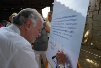 FOTOGRAFÍA GOBERNADOR DEL ATLÁNTICO, EDUARDO VERANO DE LA ROSA FIRMANDO CONVENIO PARA MEJORAMIENTOS EN JUAN DE ACOSTA, ATLÁNTICO