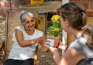 FOTOGRAFÍA MINISTRA DE VIVIENDA Y BENEFICIARÍA DE LOS MEJORAMIENTOS EN EL DEPARTAMENTO