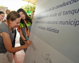FOTOGRAFÍA MISNITRA HELGA RIVAS FIRMA RENOVACIÓN DE LA TUBERÍA MATRIZ EN GALAPA, ATLÁNTICO