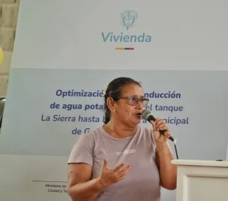 FOTOGRAFÍA DE BENEFICIARÍA DE RENOVACIÓN DE LA TUBERÍA MATRIZ EN GALAPA, ATLÁNTICO