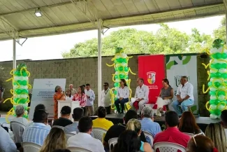 FOTOGRAFÍA DE FORMALIZACIÓN DE PROYECTO QUE CONTARA CON EL APOYO DEL PLAN DEPARTAMENTAL DE AGUAS DEL ATLÁNTICO Y LA ALCALDÍA DE GALAPA.