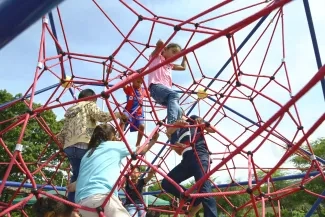 FOTOGRAFÍA NIÑOS DISFRUTANDO DEL NUEVO PARQUE RECREODEPORTIVO LA PRIMAVERA EN EL MOLINO, LA GUAJIRA