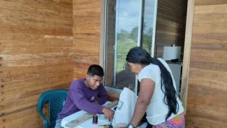 FOTOGRAFÍA BENEFICIARIA DE LA COMUNIDAD INDÍGENA TANELA, RECIBIENDO MEJORAMIENTO DE VIVIENDA