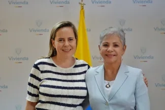 FOTOGRAFÍA MINISTRA DE VIVIENDA HELGA MARÍA RIVAS, JUNTO A LA NUEVA DIRECTORA EJECUTIVA DE LA CRA NELLY MOGOLLÓN MONTAÑEZ