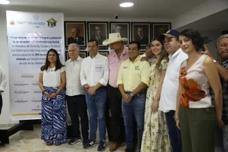 FOTOGRAFÍA VICEMINISTRA DE VIVIENDA, AYDEÉ MARSIGLIA BELLO, CON EL GOBERNADOR DEL HUILA, RODRIGO VILLALBA MOSQUERA, EN FIRMA DE CONVENIO ASOCIATIVO DE MEJORAMIENTO DE VIVIENDA