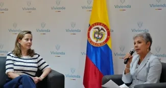 FOTOGRAFÍA MINISTRA DE VIVIENDA HELGA MARÍA RIVAS, JUNTO A LA NUEVA DIRECTORA EJECUTIVA DE LA CRA NELLY MOGOLLÓN MONTAÑEZ