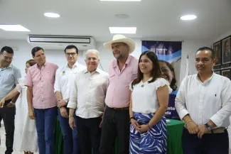FOTOGRAFÍA VICEMINISTRA DE VIVIENDA, AYDEÉ MARSIGLIA BELLO, CON EL GOBERNADOR DEL HUILA, RODRIGO VILLALBA MOSQUERA, EN FIRMA DE CONVENIO ASOCIATIVO DE MEJORAMIENTO DE VIVIENDA