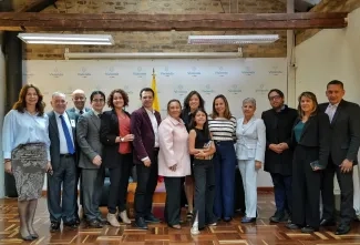 FOTOGRAFÍA MINISTRA DE VIVIENDA HELGA MARÍA RIVAS, JUNTO A LA COMISIÓN DE REGULACIÓN DE AGUA Y SANEAMIENTO BÁSICO (CRA)