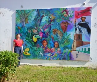 FOTOGRAFÍA MINISTRA DE VIVIENDA HELGA MARÍA RIVAS, EN VISITA A MURAL EMBLEMÁTICO DEL MUNICIPIO 