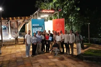FOTOGRAFÍA MINISTRA DE VIVIENDA HELGA MARÍA RIVAS RECIBIENDO LIBRO BIENAL DE ARQUITECTURA 2024 Y RECONOCIMIENTO POR LABOR DE MÁS DE 25 AÑOS EN VIVIENDA, ESPACIO URBANO Y TERRITORIAL
