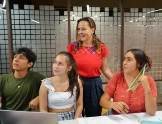 FOTOGRAFÍA MINISTRA DE VIVIENDA HELGA MARÍA RIVAS JUNTO A ESTUDIANTES TAMBIÉN ASISTENTES AL FORO