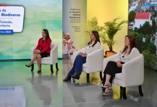 FOTOGRAFÍA TRANSMISIÓN DE RENDICIÓN DE CUENTAS, DE IZQUIERDA A DERECHA: MICHEL MESA MODERADORA, AYDEÉ MARSIGLIA BELLO VICEMINISTRA DE VIVIENDA, MARÍA CLARA RODRÍGUEZ JEFE OFICINA ASESORA DE PLANEACIÓN 