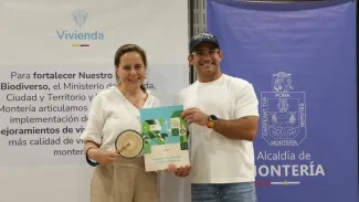 FOTOGRAFÍA MINISTRA DE VIVIENDA HELGA MARÍA RIVAS Y ALCALDE DE MONTERÍA HUGO KERGUELÉN EN FIRMA DE CONVENIO PARA MEJORAMIENTOS DE VIVIENDA