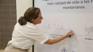 FOTOGRAFÍA MINISTRA DE VIVIENDA HELGA MARÍA RIVAS EN FIRMA DE CONVENIO PARA MEJORAMIENTOS DE VIVIENDA PARA LA CIUDAD DE MONTERÍA