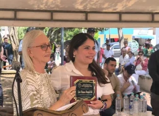 FOTOGRAFÍA VICEMINISTRA DE VIVIENDA AYDEE MARSIGLIA BELLO, RECIBIENDO RECONOCIMIENTO DE LA ALCALDÍA DE CHIMÁ