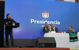 FOTOGRAFÍA, PRESIDENTE GUSTAVO PETRO, MINISTRA DE VIVIENDA HELGA MARÍA RIVAS Y DIRECTOR GENERAL DEL DNP ALEXANDER LÓPEZ MAYA; DURANTE EVENTO DE PRESENTACIÓN DEL DECRETO 1381 DE 2024