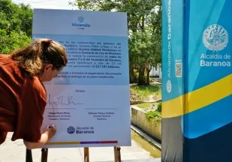 FOTOGRAFÍA MINISTRA DE VIVIENDA HELGA MARÍA RIVAS, EN FIRMA DE CONVENIOS DE VIVIENDA PARA EL DEPARTAMENTO DEL ATLÁNTICO 