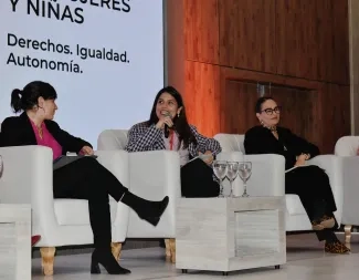 FOTOGRAFÍA INTERVENCIÓN DE LA VICEMINISTRA DE VIVIENDA, AYDEÉ MARSIGLIA BELLO EN LA CUMBRE DE MANDATARIAS COLOMBIANAS POR LA IGUALDAD