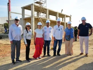 FOTOGRAFÍA MINISTRA DE VIVIENDA HELGA MARÍA RIVAS, VICEMINISTRO DE AGUA Y SANEAMIENTO BÁSICO EDWARD LIBREROS JUNTO CON REPRESENTANTES DE LA GOBERNACIÓN DEL ATLÁNTICO 