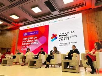FOTOGRAFÍA INTERVENCIÓN DE LA VICEMINISTRA DE VIVIENDA, AYDEÉ MARSIGLIA BELLO EN LA CUMBRE DE MANDATARIAS COLOMBIANAS POR LA IGUALDAD