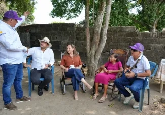 FOTOGRAFÍA MINISTRA DE VIVIENDA HELGA MARÍA RIVAS, VICEMINISTRO DE AGUA Y SANEAMIENTO BÁSICO EDWARD LIBREROS JUNTO CON BENEFICIARÍA DE MEJORAMIENTOS DE VIVIENDA 