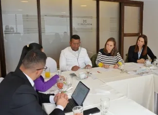 FOTOGRAFÍA, MINISTRA DE VIVIENDA HELGA MARÍA RIVAS, JUNTO CON LA DIRECTORA DE INFRAESTRUCTURA Y DESARROLLO EMPRESARIAL, MÓNICA GARZÓN EN DIÁLOGO CON EL GOBERNADOR DE NARIÑO EL GOBERNADOR DE NARIÑO LUIS ALFONSO ESCOBAR.