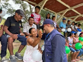 FOTOGRAFIÁ, VICEMINISTRO DE AGUA Y SANEAMIENTO BÁSICO, EDWARD LIBREROS CON REPRESENTANTE DE LA COMUNIDAD INDÍGENA DE CARURÚ
