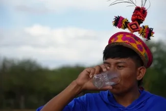 FOTOGRAFÍA JOVEN DE LA TRIBU WAYUU BENEFICIADO CON AGUA POTABLE