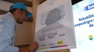 FOTOGRAFÍA VICEMINISTERIO DE AGUA Y SANEAMIENTO BÁSICO, EDWARD LIBREROS; EN FIRMA DE INAUGURACIÓN DE OBRAS DE REHABILITACIÓN DE LAS ADUCCIONES CAMPOALEGRE Y LOS CUERVOS.