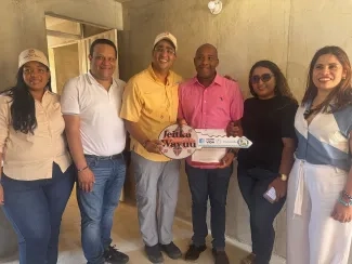 FOTOGRAFÍA VICEMINISTRA DE VIVIENDA AYDEÉ MARSIGLIA BELLO CON BENEFICIARIOS DE MEJORAMIENTOS DE VIVIENDA