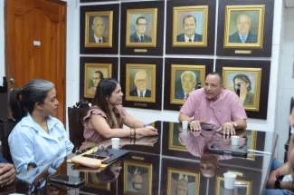 FOTOGRAFÍA VICEMINISTRA DE VIVIENDA, AYDEÉ MARSIGLIA BELLO, EL RECTOR DE LA UNIVERSIDAD DE CARTAGENA, WILLIAM MALKÚN CASTILLEJO JUNTO CON LA ALCALDÍA DE PROVIDENCIA EN ACUERDO PARA LA CONSTRUCCIÓN DE 100 VIVIENDAS EN EL MUNICIPIO