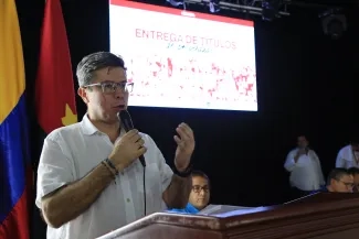 FOTOGRAFÍA, DIRECTOR DEL SISTEMA HABITACIONAL DEL MINISTERIO, JOSÉ ALEJANDRO BAYONA CHAPARRO, EN ENTREGA DE TITULACIÓN DE PREDIOS
