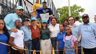 FOTOGRAFÍA MINISTRA DE VIVIENDA, CIUDAD Y TERRITORIO, HELGA MARÍA RIVAS ARDILA EN ENTREGA DE MEJORAS INTEGRALES EN LA COMUNA 1 DE TURBO, ANTIOQUIA.