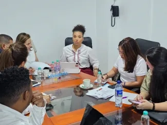 FOTOGRAFÍA MINISTRA DE VIVIENDA, HELGA MARÍA RIVAS ARDILA, CON LA VICEMINISTRA DE VIVIENDA, AYDEÉ MARSIGLIA BELLO, Y DE LA DIRECTORA DE INFRAESTRUCTURA Y DESARROLLO EMPRESARIAL, MÓNICA GARZÓN RODRÍGUEZ EN CONSULTORÍA DEL PLAN MAESTRO DE ACUEDUCTO Y ALCANTARILLADO DE QUIBDO