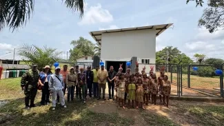 FOTOGRAFIÁ, VICEMINISTRO DE AGUA Y SANEAMIENTO BÁSICO, EDWARD LIBREROS, EL GOBERNADOR DEL VAUPÉS, LUIS ALFONSO GUTIÉRRE Y EL ALCALDE DE CARURÚ, JOSÉ ANTONIO FANDIÑO, EN INAUGURACIÓN DEL SISTEMA DE CAPTACIÓN DE AGUAS LLUVIAS EN CARURÚ, EN EL DEPARTAMENTO DE VAUPÉS