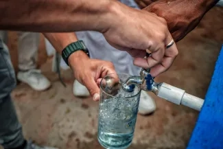 FOTOGRAFÍA PILA PUBLICA QUE GARANTIZA EL MÍNIMO VITAL