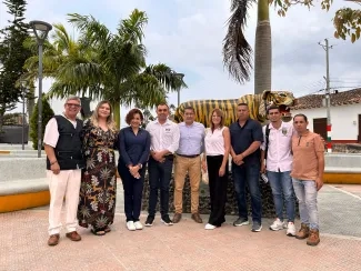 FOTOGRAFÍA EQUIPO DE TRABAJO DEL MINISTERIO DE VIVIENDA, CIUDAD Y TERRITORIO Y DE LA ALCALDÍA DE TEORAMA, NORTE DE SANTANDER
