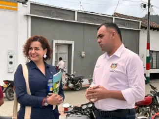 FOTOGRAFÍA VICEMINISTRA (E) DE VIVIENDA, MAGALY CALA Y EL ALCALDE DE TEORAMA EN UN DIÁLOGO