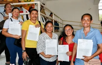 FOTOGRAFIA ENTREGA de títulos prediales en Corozal 
