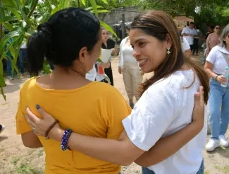 FOTOGRAFIA VICEMINISTRA DE VIVIENDA, AYDEÉ MARSIGLIA BELLO, JUNTO A BENEFICIARIA DE MEJORAIENTOS DE VIVIENDA EN EL CORREGIMIENTO LOS VENADOS DE VALLEDUPAR