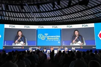 FOTOGRAFIA MINISTRA DE VIVIENDA, CIUDAD Y TERRITORIO, HELGA MARÍA RIVAS ARDILA EN INTERVENCIÓN DURANTE EL PANEL ‘LAS VOCES DE LAS CIUDADES’ DE LA 59ª CONVENCIÓN BANCARIA