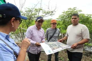 FOTOGRAFIA EQUIPO DE DIRECCIÓN DE POLÍTICA Y REGULACIÓN DEL MINISTERIO DE VIVIENDA EN PLATO MAGDALENA